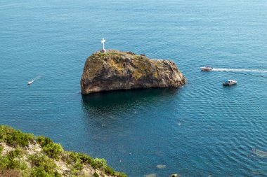 Cape Fiolent Sivastopol. Kırım. 15 Eylül 2021. Kırım yarımadasındaki Cape Fiolent 'te haçlı Aziz George kayasının güzel manzarası..