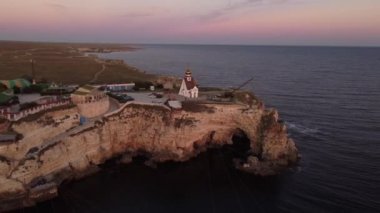 Kırım 'daki Tarkhankut Burnu' ndaki Aziz Niklas tapınağı üzerinde uçuş..