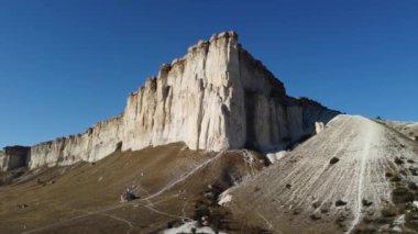 Kırım Yarımadası 'ndaki Beyaz Kaya Ak Kaya üzerinde uçuş.