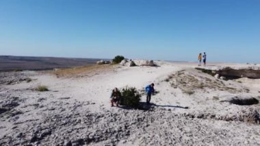  Kız Kırım 'da White Rock Ak Kaya' nın tepesinde duruyor..