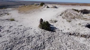  Kız Kırım 'da White Rock Ak Kaya' nın tepesinde duruyor..