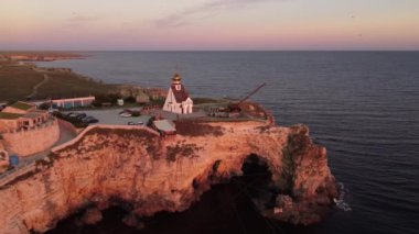 Kırım 'daki Tarkhankut Burnu' ndaki Aziz Niklas tapınağı üzerinde uçuş..