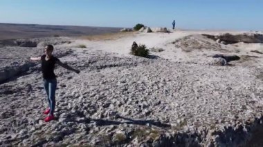  Kız Kırım 'da White Rock Ak Kaya' nın tepesinde duruyor..
