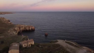 Kırım 'daki Tarkhankut Burnu' ndaki Aziz Niklas tapınağı üzerinde uçuş..