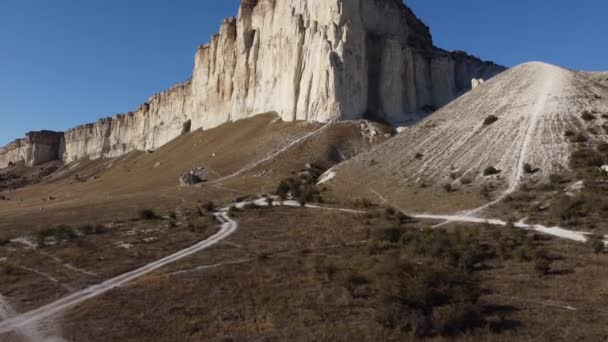 Vlucht over de White Rock Ak Kaya op het Krim schiereiland. — Stockvideo