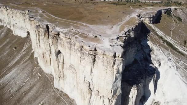 Vlucht over de White Rock Ak Kaya op het Krim schiereiland. — Stockvideo