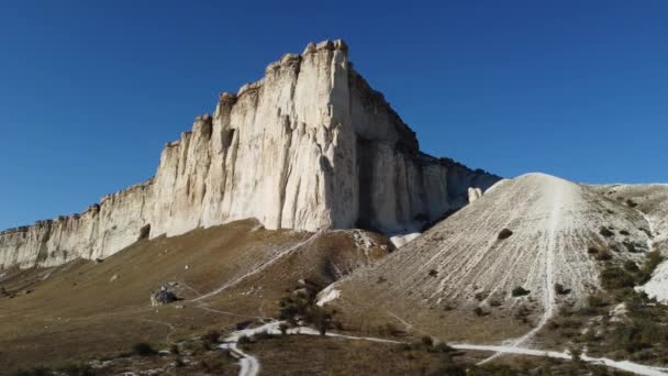 Vlucht over de White Rock Ak Kaya op het Krim schiereiland. — Stockvideo