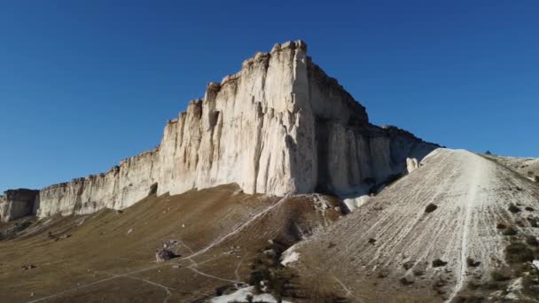 Vlucht over de White Rock Ak Kaya op het Krim schiereiland. — Stockvideo