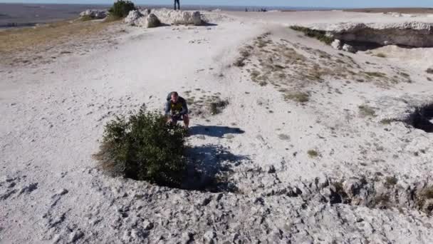 Meisje poseert staande aan de rand op de top van de witte rots Ak Kaya op de Krim. — Stockvideo