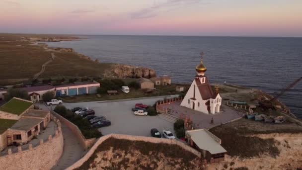 クリミア半島のタルカンクート岬にある聖ニコラス礼拝堂へのフライト. — ストック動画