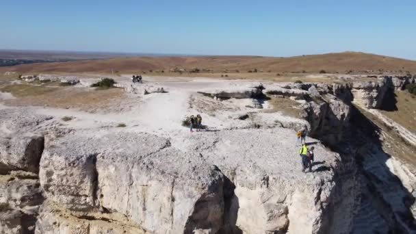 Fille pose debout au bord sur le rocher blanc Ak Kaya sur la Crimée. — Video