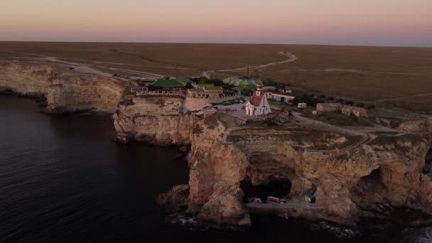 Vlucht over de tempelkapel van Sint Nicolaas op Kaap Tarkhankut op de Krim. — Stockvideo