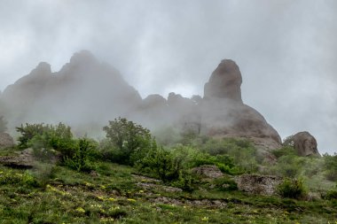 Demerdzhi dağ sırasının ve Kırım yarımadasındaki hayalet vadisinin havadan görünüşü.