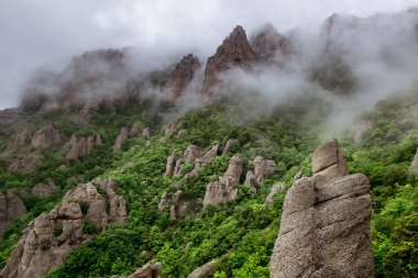 Demerdzhi dağ sırasının ve Kırım yarımadasındaki hayalet vadisinin havadan görünüşü.