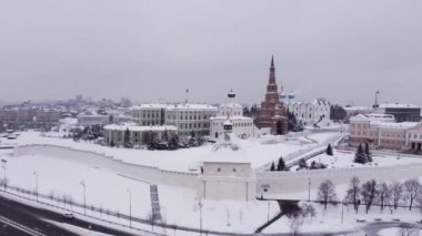 Karlı bir kış gününde Kazan Kremlin helikopterinin yüksekliğinden görüntüyü izle.. 