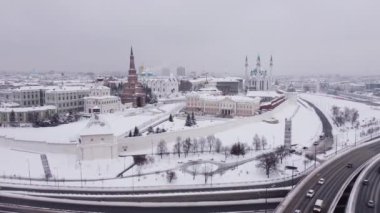 Karlı bir kış gününde Kazan Kremlin helikopterinin yüksekliğinden görüntüyü izle.. 