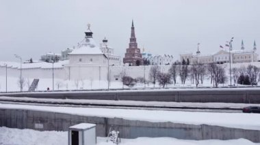 Karlı bir kış gününde Kazan Kremlin helikopterinin yüksekliğinden görüntüyü izle.. 