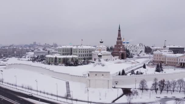 Vista da altura do helicóptero do Kremlin Kazan em um dia de inverno nevado. — Vídeo de Stock