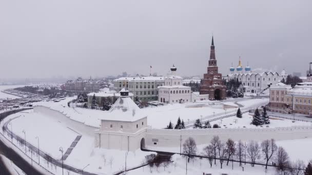 Vista da altura do helicóptero do Kremlin Kazan em um dia de inverno nevado. — Vídeo de Stock