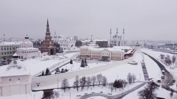 Uitzicht vanaf de hoogte van de helikopter van het Kazan Kremlin op een besneeuwde winterdag. — Stockvideo