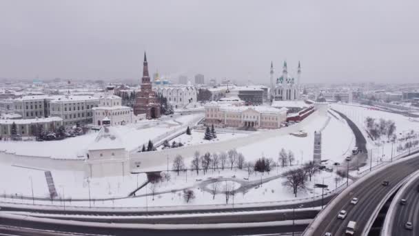 Vista desde la altura del helicóptero del Kremlin de Kazán en un día nevado de invierno. — Vídeos de Stock
