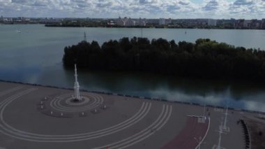 Voronezh 'deki Rostral sütunlu Amiralteyskaya Meydanı.