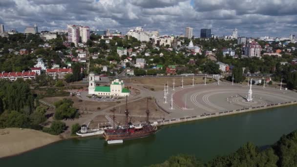 Admiralteyskaya πλατεία και Uspensky Admiralteysky εκκλησία στο Voronezh. — Αρχείο Βίντεο