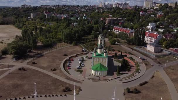 Admiralteyskaja torget och Uspenskij Admiralteyskij kyrkan i Voronezh. — Stockvideo