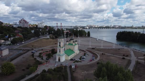 Plaza de Admiralteyskaya y la iglesia de Uspensky Admiralteysky en Voronezh. — Vídeo de stock