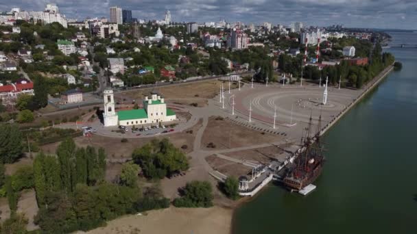 Admiralteyskaja plein en Uspensky Admiralteysky kerk in Voronezh. — Stockvideo