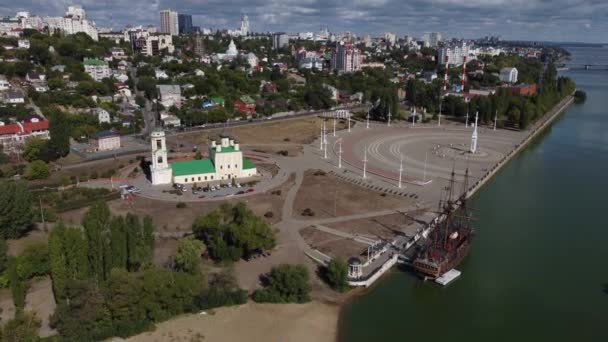 Almiralteyskaya quadrado e Uspensky Admiralteysky igreja em Voronezh. — Vídeo de Stock