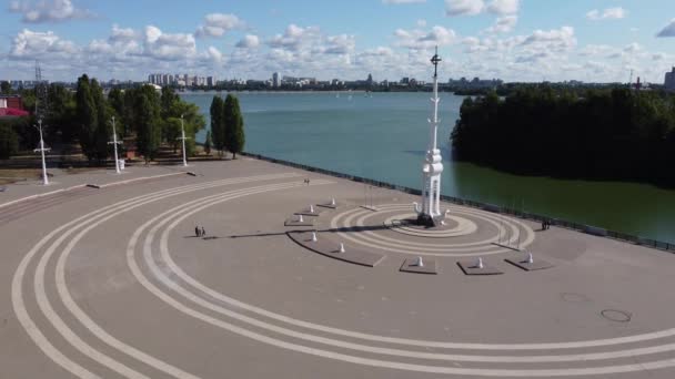 Admiralteyskaja plein met Rostral kolom in Voronezh. — Stockvideo