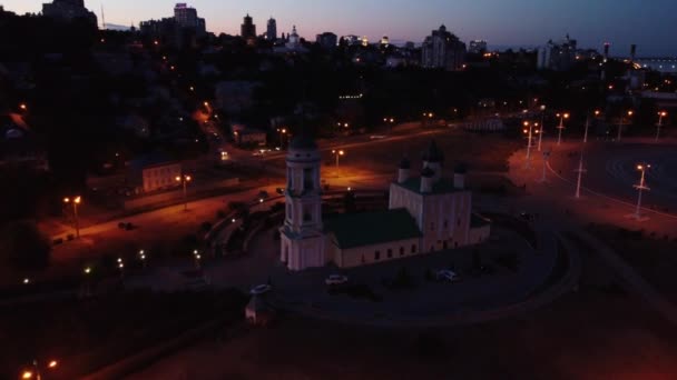 Plaza de Admiralteyskaya y la iglesia de Uspensky Admiralteysky en Voronezh. — Vídeo de stock