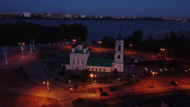 Plaza de Admiralteyskaya y la iglesia de Uspensky Admiralteysky en Voronezh. — Vídeo de stock