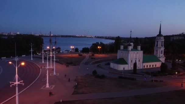 Plaza de Admiralteyskaya y la iglesia de Uspensky Admiralteysky en Voronezh. — Vídeo de stock