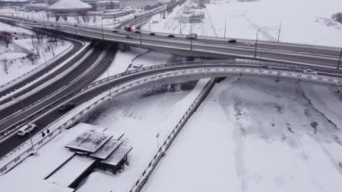 Kazan 'ın merkezinde araba hareketliliği olan lojistik şehir ulaşım yolu.