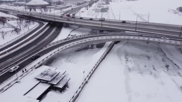 Logistické městské dopravy křižovatka silnice s pohybem vozu v centru Kazani — Stock video