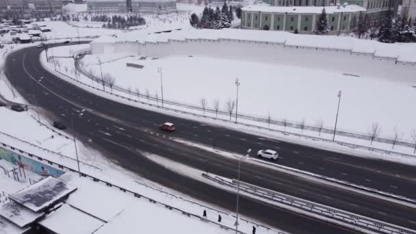 Logistischer Verkehrsknotenpunkt mit Autoverkehr im Zentrum von Kasan — Stockvideo