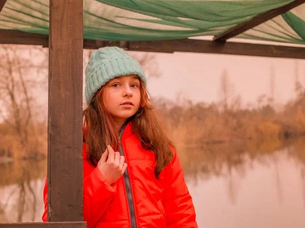 Portretul Unei Fetițe Într Jachetă Portocalie Fundalul Râului Sezonul Rece — Fotografie, imagine de stoc