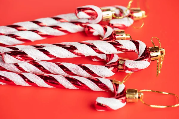 Juguete Navidad Sobre Fondo Rojo Composición Navideña Ornamento Año Nuevo — Foto de Stock