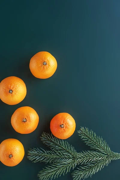 Árbol Navidad Mandarinas Frescas Composición Navideña Sobre Fondo Verde — Foto de Stock