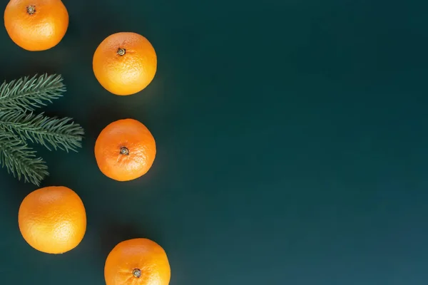 Una Rama Árbol Navidad Sin Juguetes Mandarinas Sobre Fondo Verde — Foto de Stock