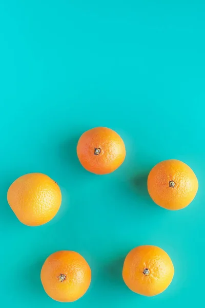 Círculo Con Cítricos Naranja Jugosas Mandarinas Sobre Fondo Turquesa — Foto de Stock