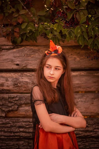 ハロウィンと子供たち 秋には木の背景にカボチャの衣装を着た女の子 — ストック写真