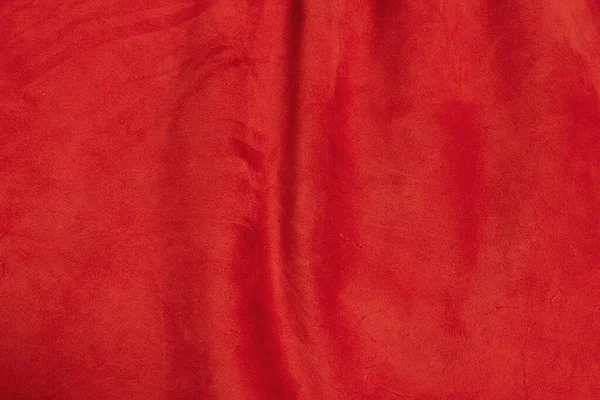 自然なスエードで赤の背景 折り目付き本革のマクロ写真 — ストック写真