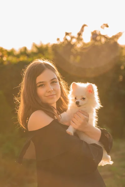 Menina Está Feliz Com Seu Animal Estimação Adolescente Morena Com — Fotografia de Stock