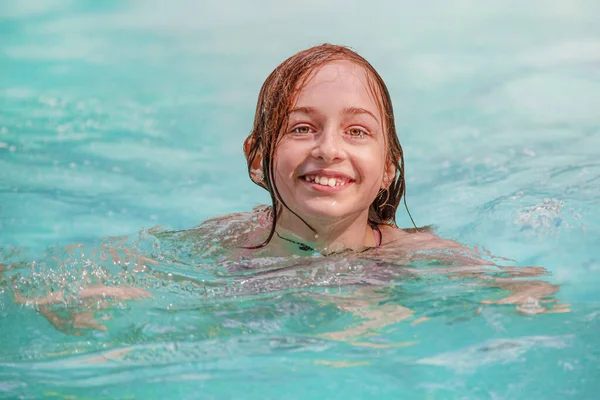 Râzi Zâmbet Copil Vacanța Vară Fericit Adolescenta Fata Înoată Piscină — Fotografie, imagine de stoc