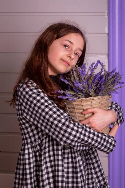 Portrét Desetileté Dívky Teenage Dívka Levandulovými Květy Rukou — Stock fotografie