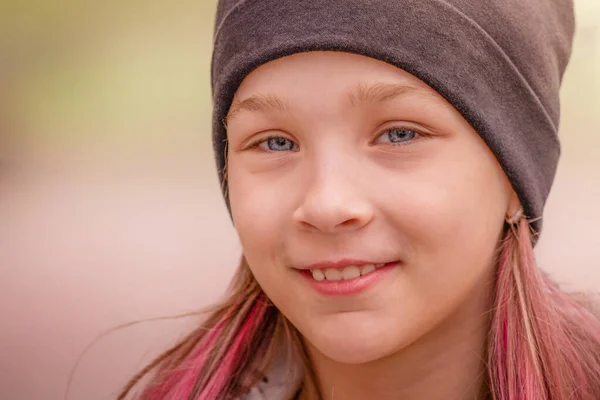 Bambino Sorride Ragazza Con Capelli Rosa Berretto All Aperto — Foto Stock