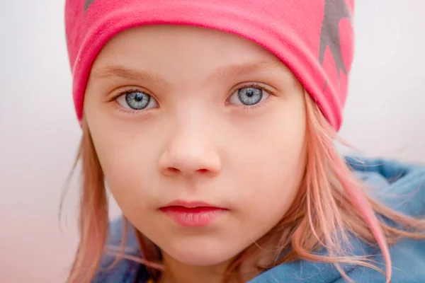 Fetiţă Ochi Albaştri Fata Păr Roz Într Capac Aer Liber — Fotografie, imagine de stoc